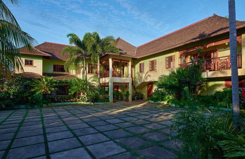 Discovery Bay Villa | Whispering Waters Villa- Exclusive Beachfront Retreat. Pool, & Spacious Terraces