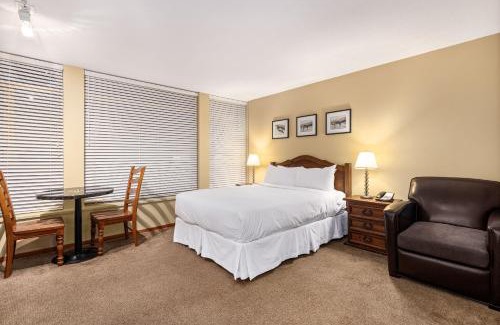 Village North Hotel | Whistler Blackcomb Cascade Lodge suite WIFI cable TV 2 hot tubs pool gym sauna bike & ski storage room