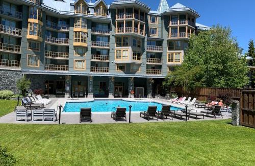 Village North Hotel | Whistler Blackcomb Cascade Lodge suite WIFI cable TV 2 hot tubs pool gym sauna bike & ski storage room