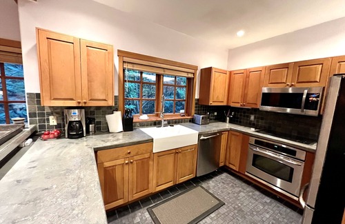 Whistler House | Whistler Luxury Ski-In/Out Log Home Sleeps 12+ Private Jacuzzi and Parking