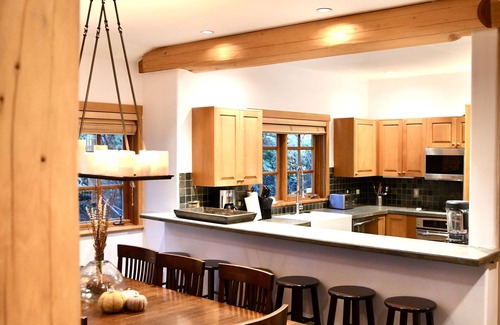 Whistler House | Whistler Luxury Ski-In/Out Log Home Sleeps 12+ Private Jacuzzi and Parking