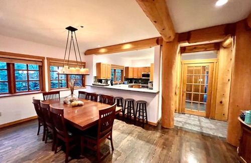 Whistler House | Whistler Luxury Ski-In/Out Log Home Sleeps 12+ Private Jacuzzi and Parking