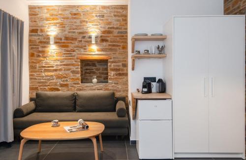 Platis Gialos Apartment | White and black Suites Triple