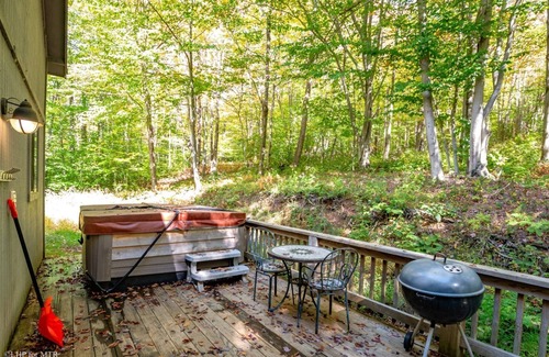 Old Timberline House | White Deer - 134 Cabin Mountain RoadnnWhite Deer - Lake Access, Hot Tub, Pet Friendly, Keurig