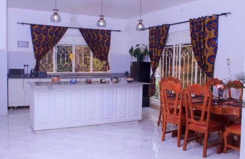 Central Kampala House | White Guest House -Kakiri