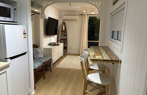 Toogoom Cabin | White Haven - Direct Access toToogoom Beach-Sleeps 2-Wi-Fi-Air con-Smart TV