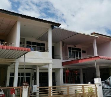 Central Seberang Perai House | White House 19 Room A