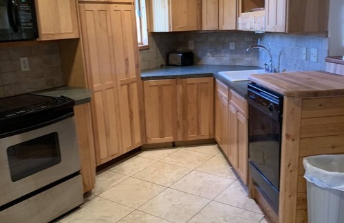 Tawas City Cottage | (White House Cabin) Serene Lakefront 4 Bedroom Cottage - Pets OK