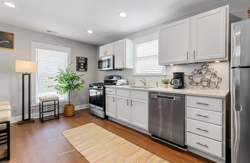 Lake Geneva House | White House on Wisconsin-Entire Property |Renovated Colonial Revival |Horticultural Hall |Sleeps 20