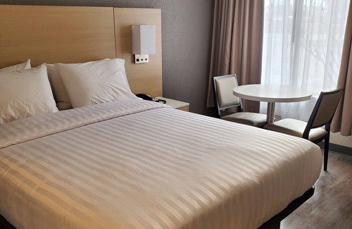 Mississauga Hotel | White Knight Motel