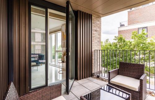 Stratford Apartment | White Marble Tranquility, Park Side Life