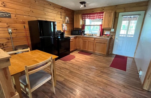 Logan Cabin | White Oak Cabin at Acorn Acres Cabins