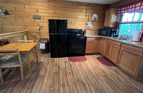 Logan Cabin | White Oak Cabin at Acorn Acres Cabins