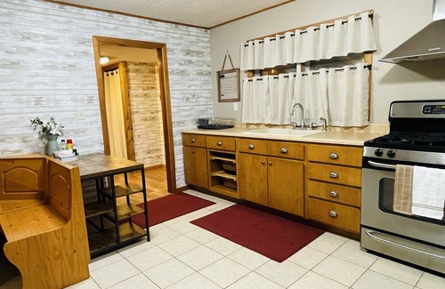 Highland  Vermillion County Cottage | White Oak Cottage and Wi-Fi! Celebrate the holidays in our country cottage!