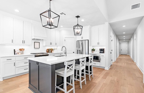 North Waco House | White Retreat on 5th - 3.5 Bathrooms!