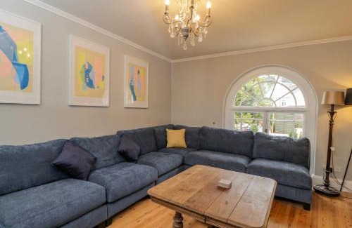 Whitchurch House | White Roses
