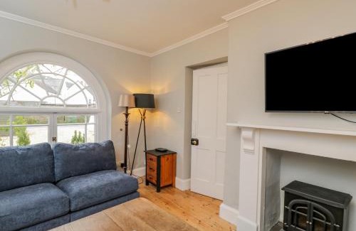 Whitchurch House | White Roses