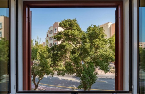 Discovery Gardens Apartment | White Sage Incredible Studio Next to Metro