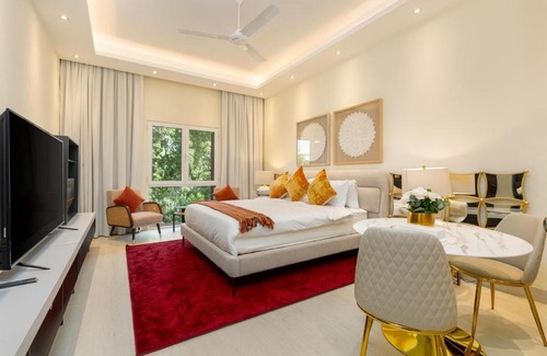Discovery Gardens Apartment | White Sage Incredible Studio Next to Metro