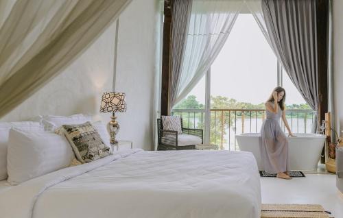 Kamphaeng Phet Hotel | White Wall Riverfront Hotel