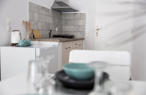 Kamari Apartment | White wave studio 2 Santorini