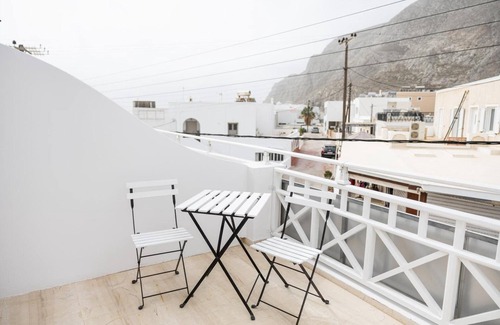 Kamari Apartment | White wave studio 2 Santorini