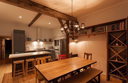 Frankston House | Whitelodge on Long Island 100 metres to beach, pet friendly