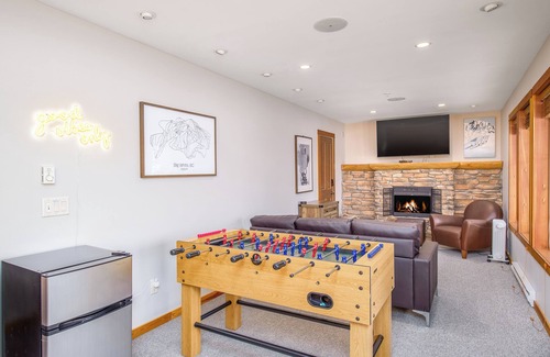 Big White Ski Resort House | Whitetail 1 | 5 Bdrms, 3 Levels + Ski-In with Year Round Hot Tub!