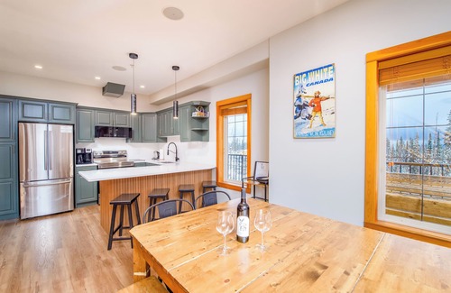Big White Ski Resort House | Whitetail 1 | 5 Bdrms, 3 Levels + Ski-In with Year Round Hot Tub!