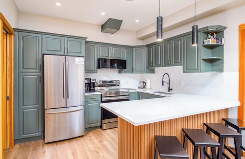 Big White Ski Resort House | Whitetail 1 | 5 Bdrms, 3 Levels + Ski-In with Year Round Hot Tub!