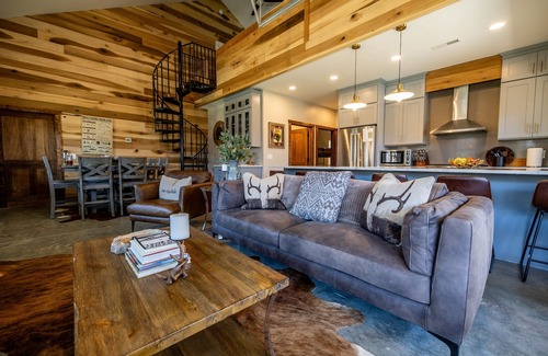 Sewanee House | Whitetail Creek Lodge Close to Campus