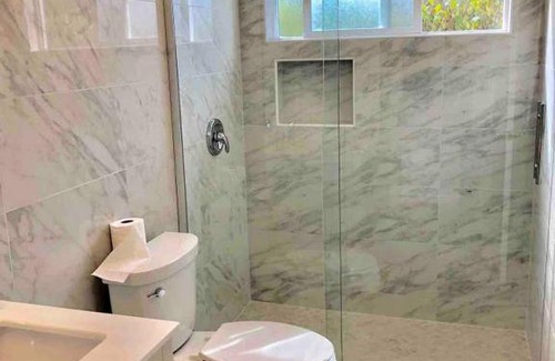 San Bruno House | Whole bright house 6BR 2BA Wifi Parking SFO 8 min