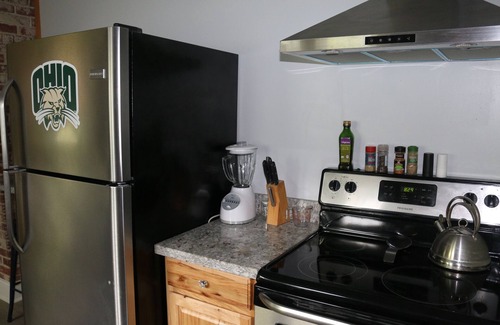 Athens House | Whole House, 5 minutes by car to OU, 2 Bedroom, 1.5 bath, Smart TV, FREE Wi-Fi