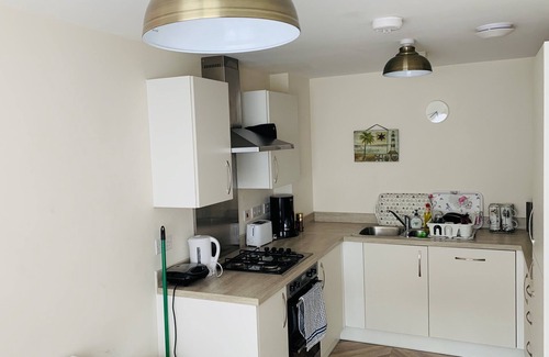 Sittingbourne House | Whyte, 3 Bed House, Sleeps 7, with Garden, Free Parking, Sittingbourne City
