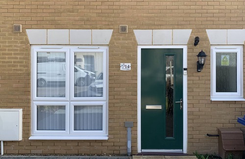 Sittingbourne House | Whyte, 3 Bed House, Sleeps 7, with Garden, Free Parking, Sittingbourne City