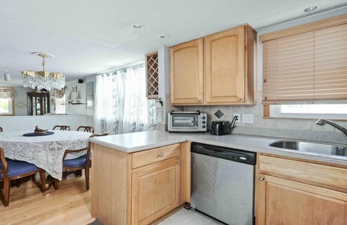 Ship Bottom House | Wi/Fi. Yes to Pets. Patio. Private Yard. Beach Chairs.Balcony. Beach Badges.