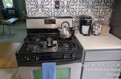 Noble Square Apartment | Wicker Park 2Bdrm 10 min to Downtown Last Minute Special 99.00 Sept 14-18