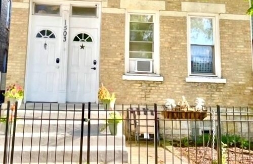 Noble Square Apartment | Wicker Park 2Bdrm 10 min to Downtown Last Minute Special 99.00 Sept 14-18
