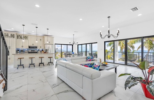 Marathon House | Wide Horizon oceanfront. 4 bedroom, 4 ½ bath, kayaks, pool + observation deck.