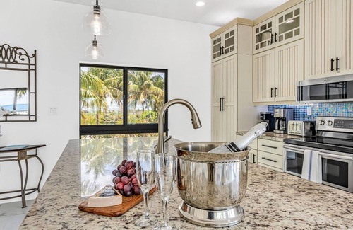 Marathon House | Wide Horizon oceanfront. 4 bedroom, 4 ½ bath, kayaks, pool + observation deck.