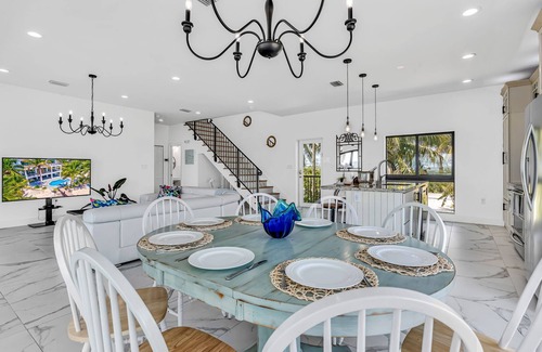 Marathon House | Wide Horizon oceanfront. 4 bedroom, 4 ½ bath, kayaks, pool + observation deck.