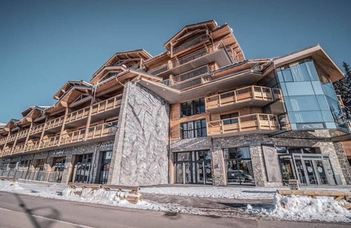 La Rosiere Apartment | Wifi, 100m from ski slopes, 4th floor, view village, swimming pool, sauna, hammam, tv, ski locker
