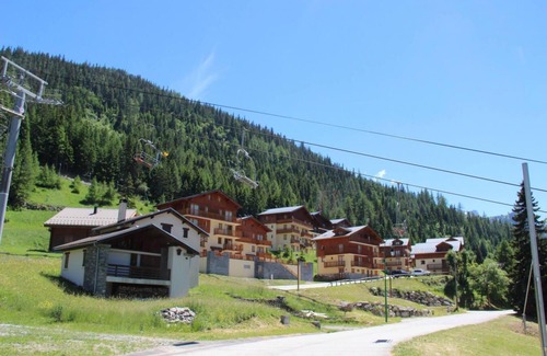 Valfrejus Apartment | Wifi, 100m from ski slopes, 2nd floor, view mountain, tv, ski locker, 36m², Valfréjus