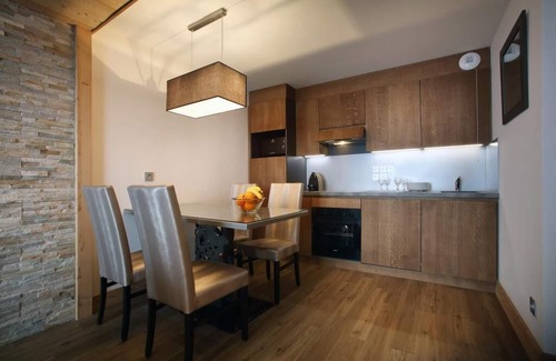 Eclose-Est Apartment | Wifi, 150m from ski slopes, fitness, swimming pool, sauna, hammam, balcony, tv, 35m², Alpe d'Huez