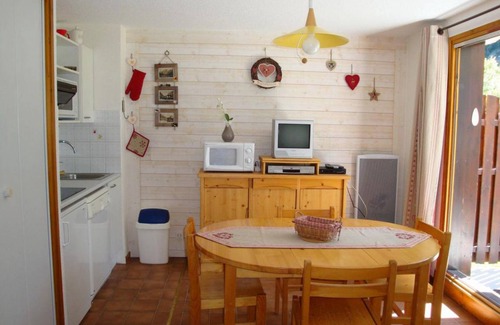 Pralognan-la-Vanoise Apartment | Wifi, 20m from ski slopes, Ground floor, balcony, parking, tv, ski locker, 30m²