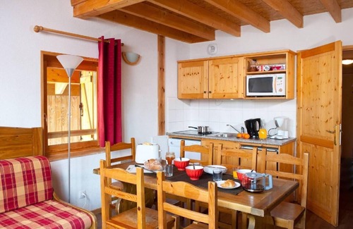 Saint-Sorlin-d'Arves Apartment | Wifi, 200m from ski slopes, fitness, swimming pool, terrace, balcony, parking, 80-90m²