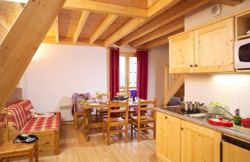 Saint-Sorlin-d'Arves Apartment | Wifi, 200m from ski slopes, fitness, swimming pool, terrace, balcony, parking, 80-90m²