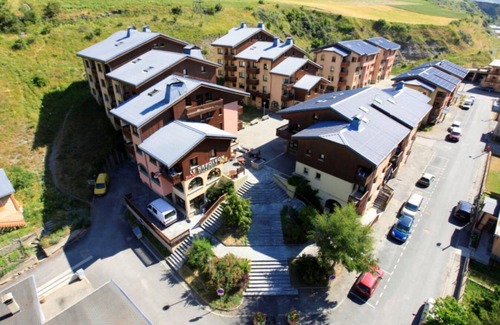 Val Cenis Apartment | Wifi, 300m from ski slopes, 3rd floor, view mountain, balcony, parking, tv, ski locker, 33m²