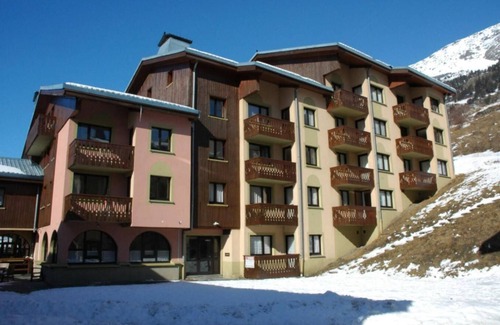 Val Cenis Apartment | Wifi, 300m from ski slopes, 3rd floor, view mountain, balcony, parking, tv, ski locker, 33m²