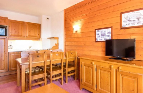 Valfrejus Apartment | Wifi, 300m from resort center, swimming pool, sauna, tv, ski locker, 40m², Valfréjus